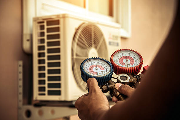 Professional Ac Installation technician working in Von Ormy, TX